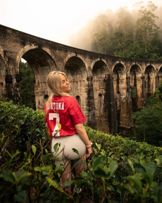 开云体育下载-太阳报：曼联最性感女球迷身着坎通纳复古球衣，引发球迷热议